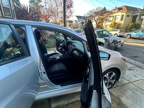 Used 2019 Nissan Leaf SV w/ SV Technology Package image 9