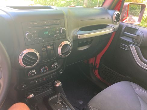 Used 2017 Jeep Wrangler Sahara AWD/4WD image 8