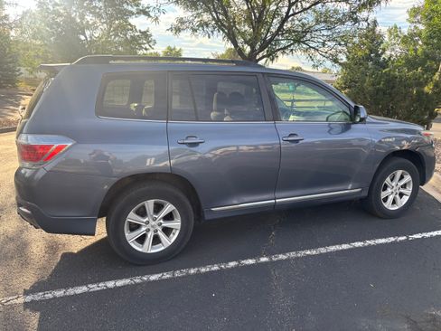 Used 2012 Toyota Highlander 4WD Hybrid w/ Cold Weather Pkg image 9