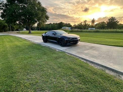 Used 2017 Chevrolet Camaro LT RWD image 2