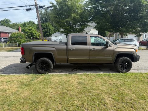 Used 2015 GMC Sierra 2500 SLT w/ Duramax Plus Package AWD/4WD image 8