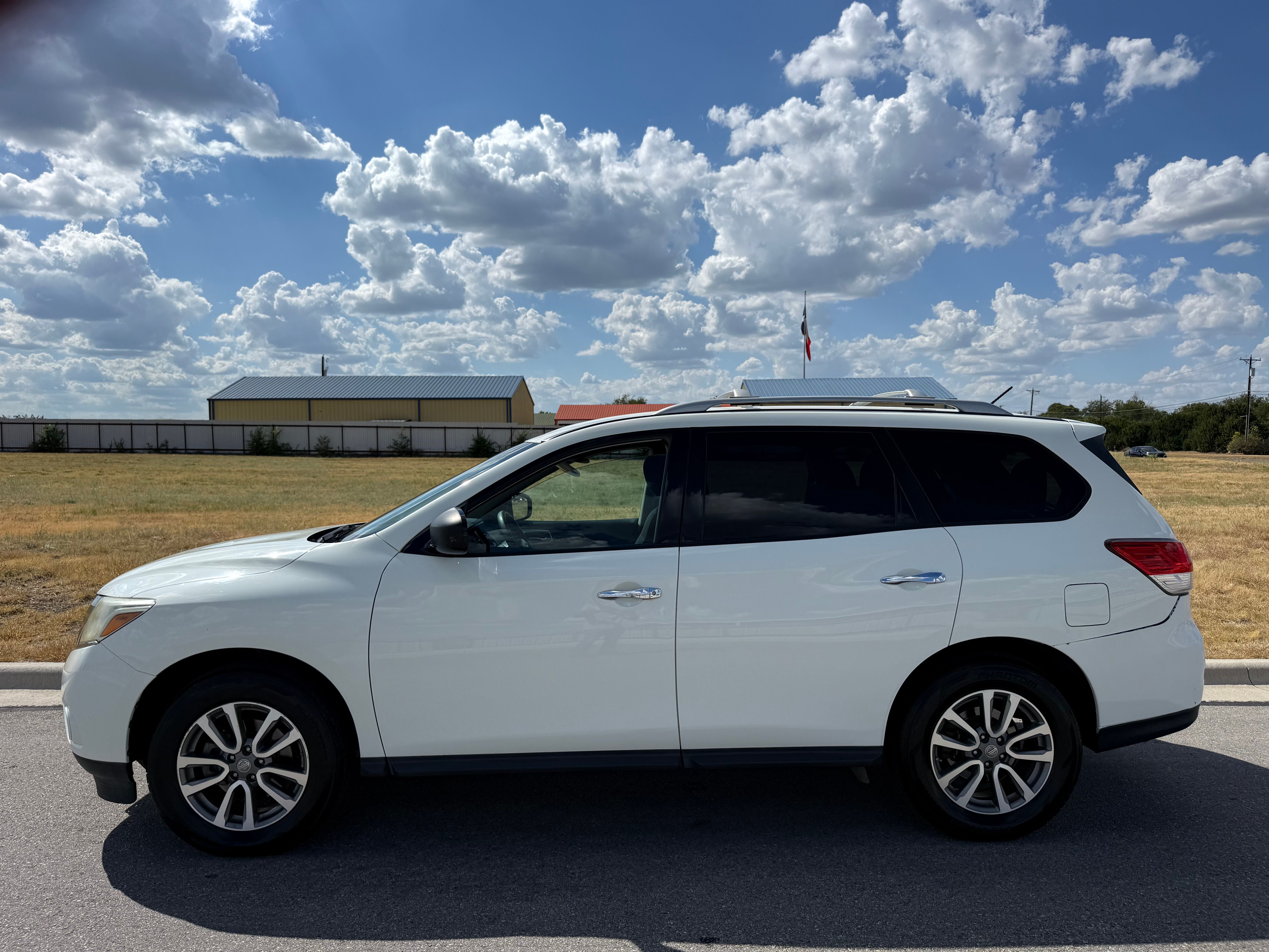 Used 2016 Nissan Pathfinder S FWD image 2
