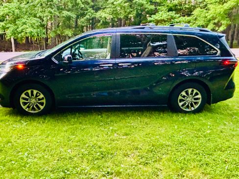 Used 2023 Toyota Sienna XLE AWD/4WD image 2