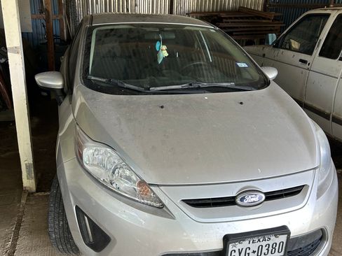 Used 2012 Ford Fiesta SE FWD image 4