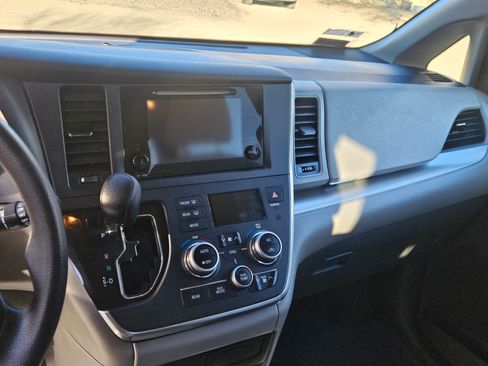 Used 2016 Toyota Sienna LE image 6