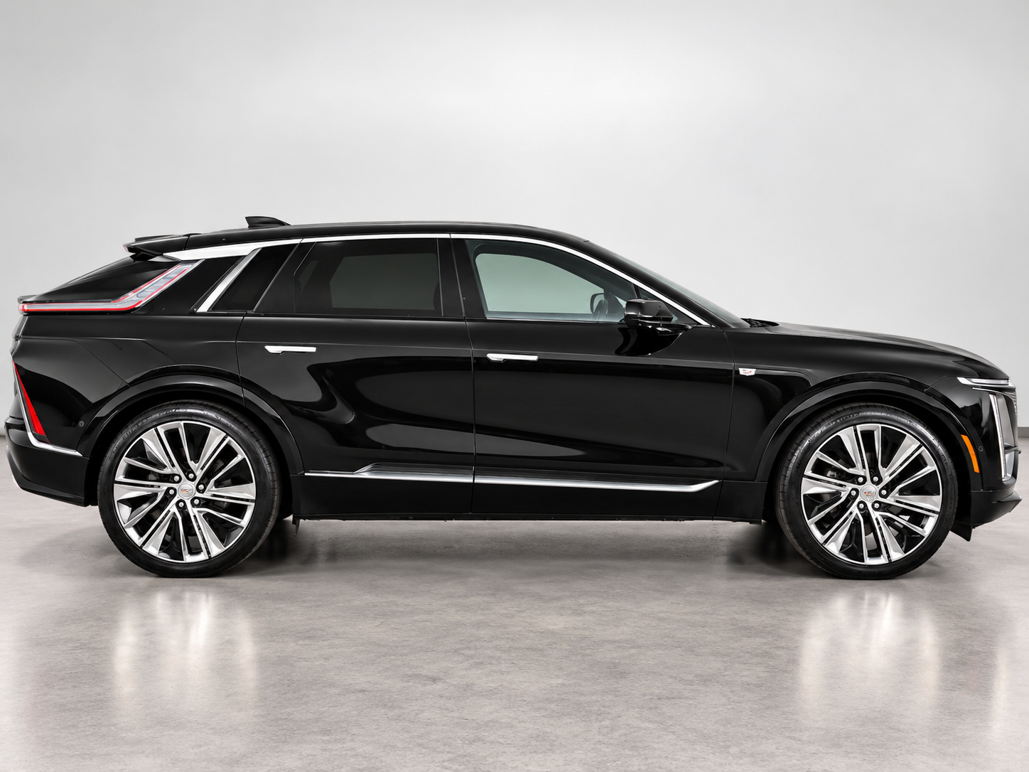 Used 2024 Cadillac Lyriq Luxury w/ LPO, Floor Liner Package AWD/4WD image 2