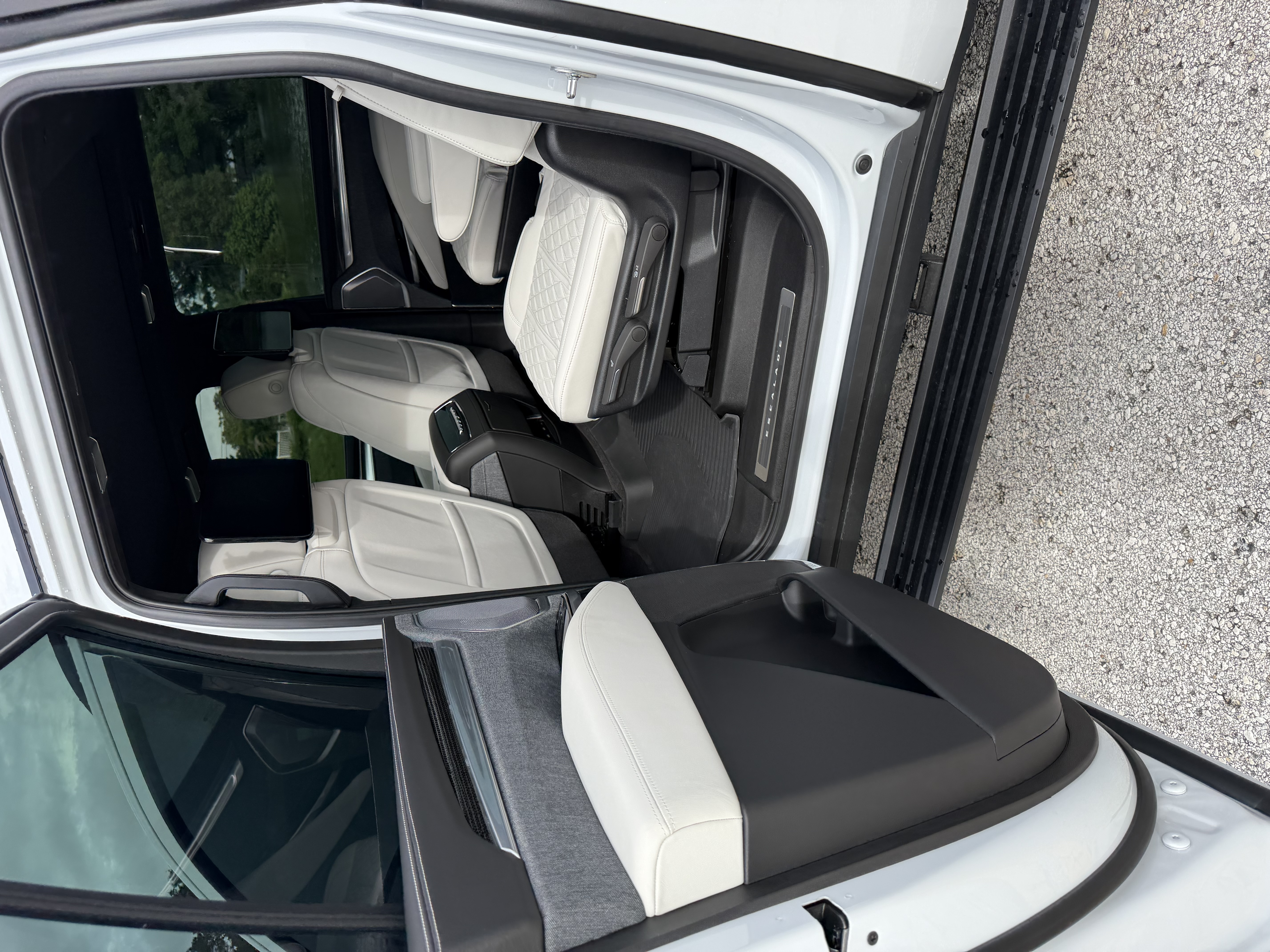 Used 2026 Cadillac Escalade ESV V w/ LPO, ONYX Package AWD/4WD image 10