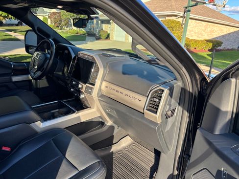 Used 2022 Ford F250 Lariat w/ Black Appearance Package image 11