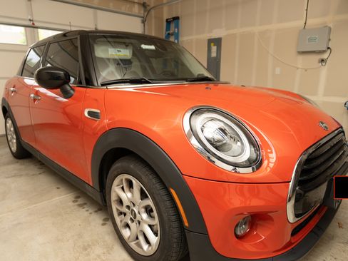 Used 2021 MINI Cooper 4-Door Hardtop w/ Storage Package FWD image 1