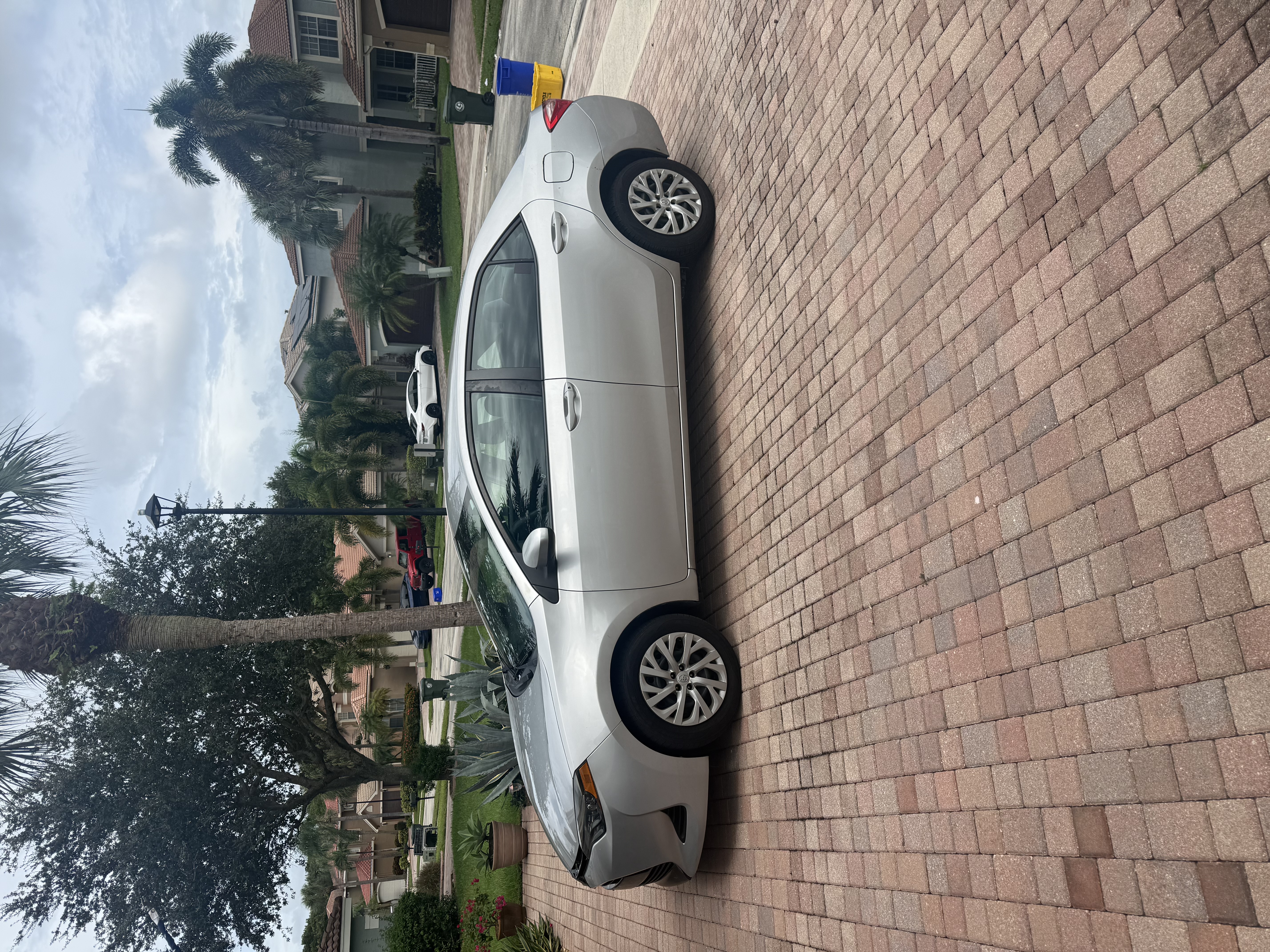 Used 2019 Toyota Corolla LE FWD image 2