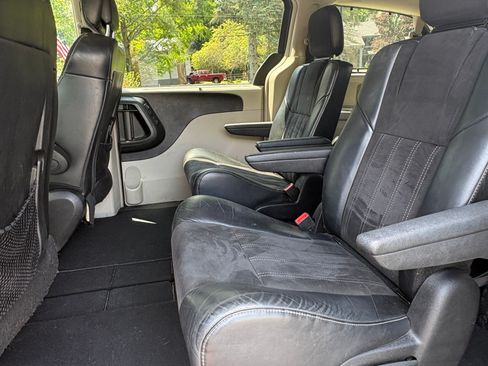 Used 2014 Chrysler Town & Country Touring-L FWD image 10