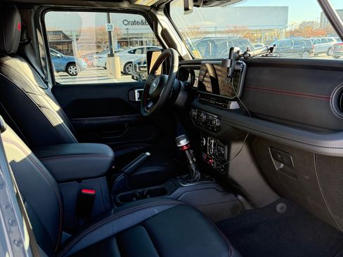 Used 2024 Jeep Wrangler Unlimited Rubicon image 14