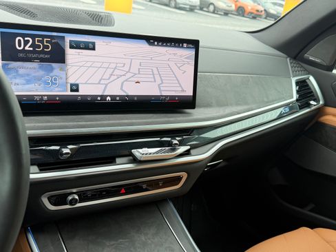 Used 2025 BMW X5 xDrive50e w/ M Sport Package image 11