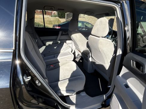 Used 2012 Toyota Highlander FWD w/ Tech Pkg image 12