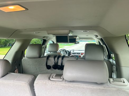 Used 2013 Chevrolet Suburban LT w/ Luxury Package AWD/4WD image 9