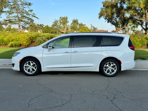 Used 2020 Chrysler Pacifica Limited image 1