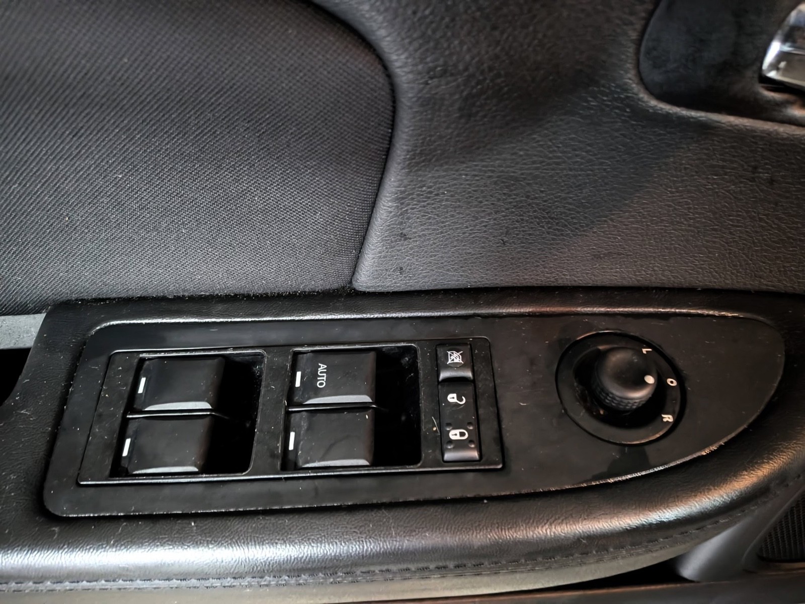 Used 2014 Chrysler 200 LX FWD image 29