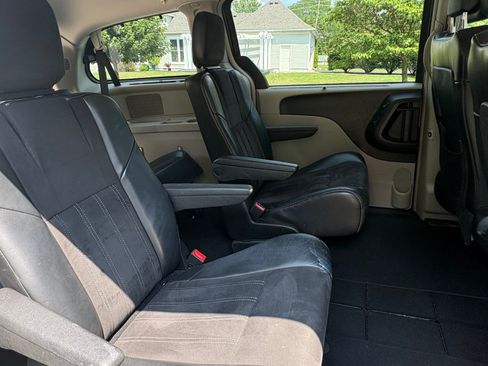 Used 2014 Chrysler Town & Country Touring-L FWD image 12