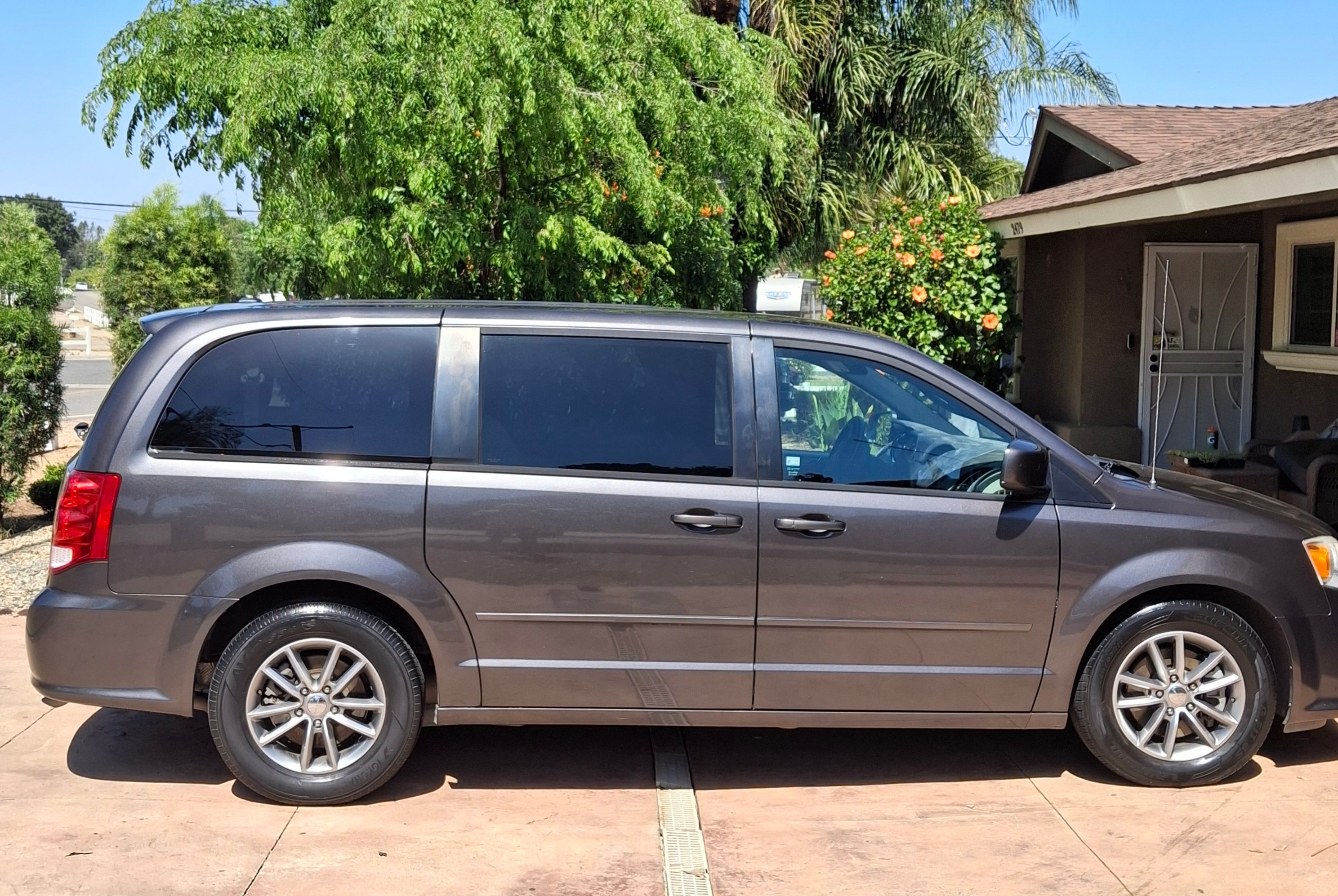 Used 2016 Dodge Grand Caravan SE FWD image 1