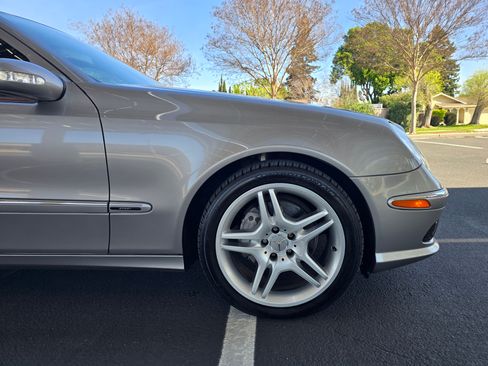 Used 2005 Mercedes-Benz E 500 Sedan image 19
