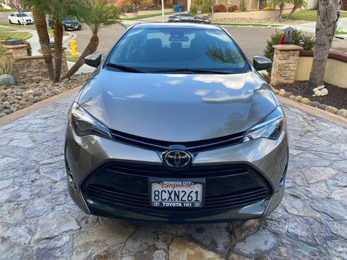 Used 2018 Toyota Corolla LE image 2