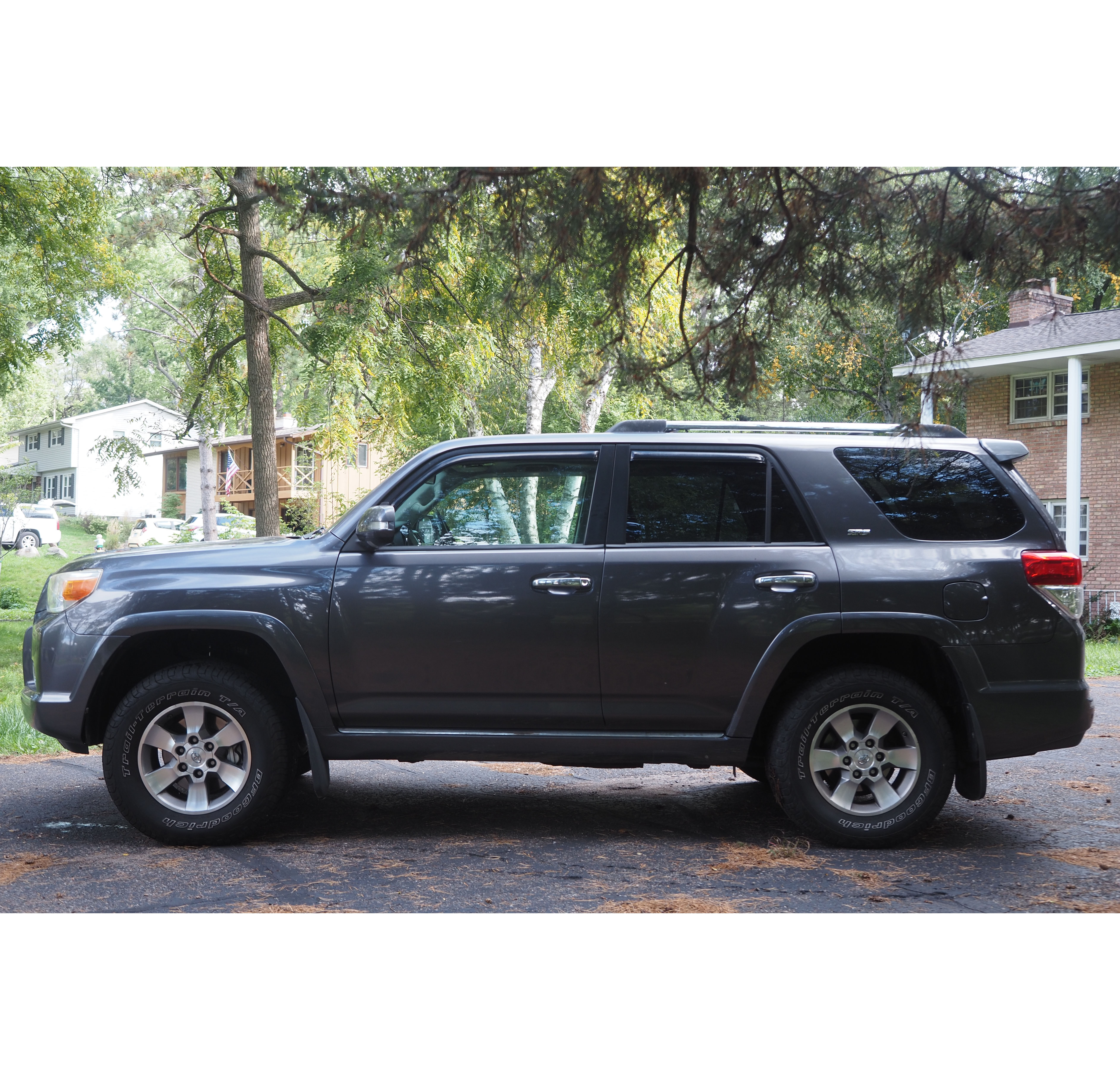 Used 2010 Toyota 4Runner SR5 AWD/4WD image 5