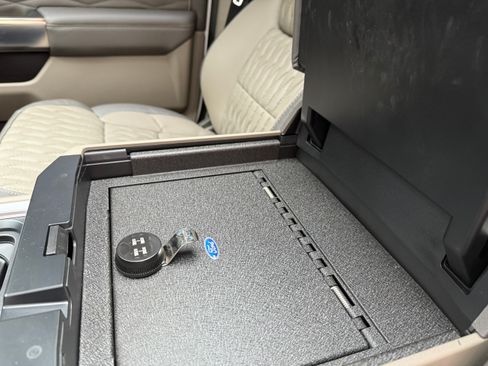 Used 2025 Ford F350 Platinum w/ Platinum Plus Package image 9