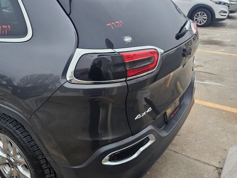 Used 2017 Jeep Cherokee Latitude AWD/4WD image 5