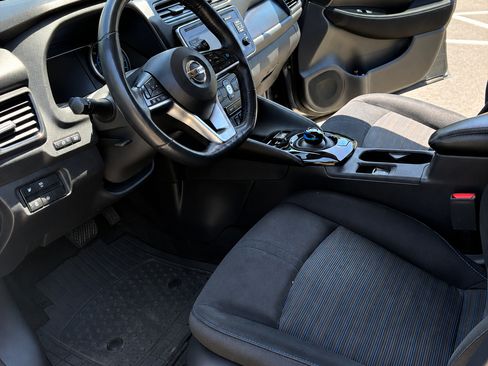 Used 2018 Nissan Leaf SV w/ SV Technology Package FWD image 3