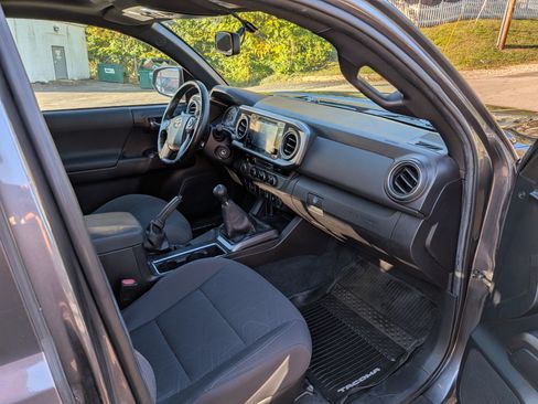 Used 2016 Toyota Tacoma TRD Off-Road image 8