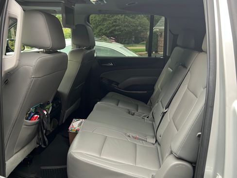 Used 2020 Chevrolet Suburban LT image 10