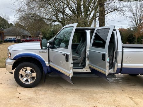 Used 2005 Ford F350 Lariat image 9