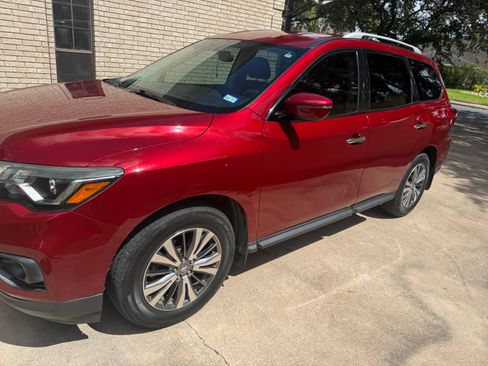 Used 2018 Nissan Pathfinder SV FWD image 2