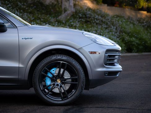 Used 2022 Porsche Cayenne Platinum Edition image 4