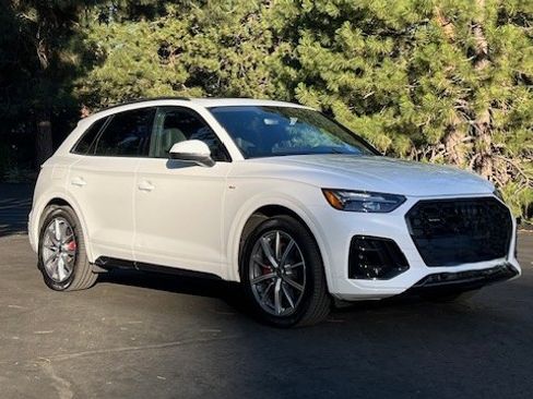 Used 2024 Audi Q5 e Premium Plus w/ Premium Plus Package AWD/4WD image 2