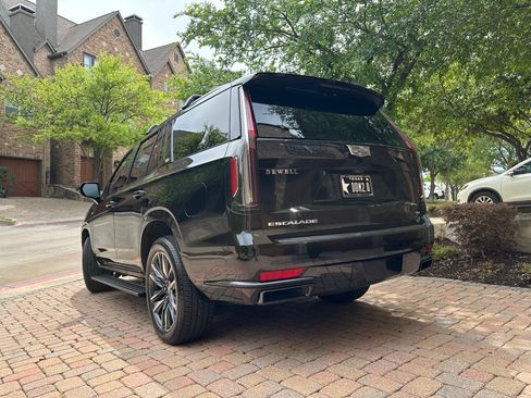 Used 2024 Cadillac Escalade Sport Platinum image 5