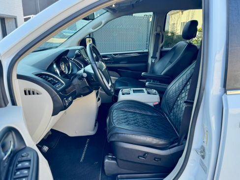 Used 2016 Chrysler Town & Country Touring image 11