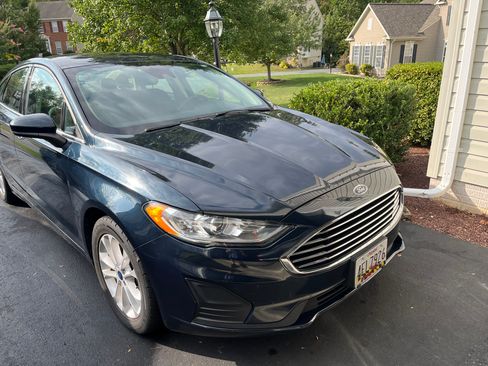 Used 2020 Ford Fusion SE image 1