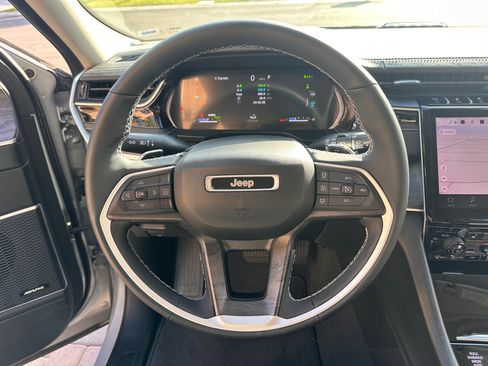 Used 2023 Jeep Grand Cherokee 4WD 4xe image 9