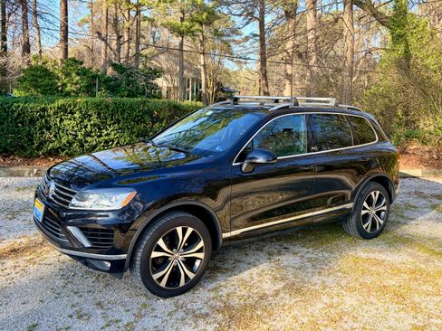 Used 2017 Volkswagen Touareg Wolfsburg Edition image 6