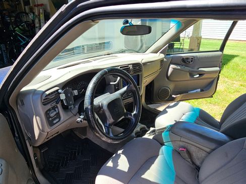 Used 2003 Chevrolet S10 Pickup LS w/ Convenience Package AWD/4WD image 4