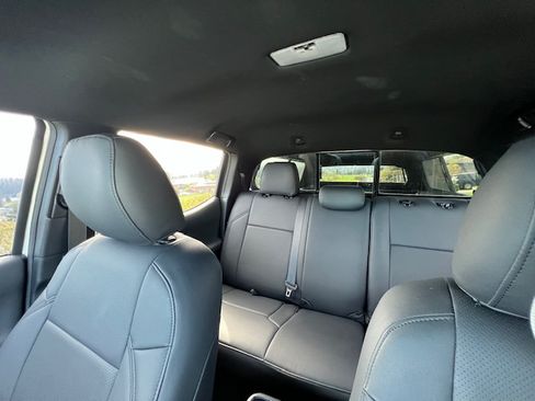 Used 2018 Toyota Tacoma TRD Sport image 12