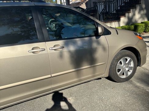 Used 2010 Toyota Sienna XLE Limited image 5