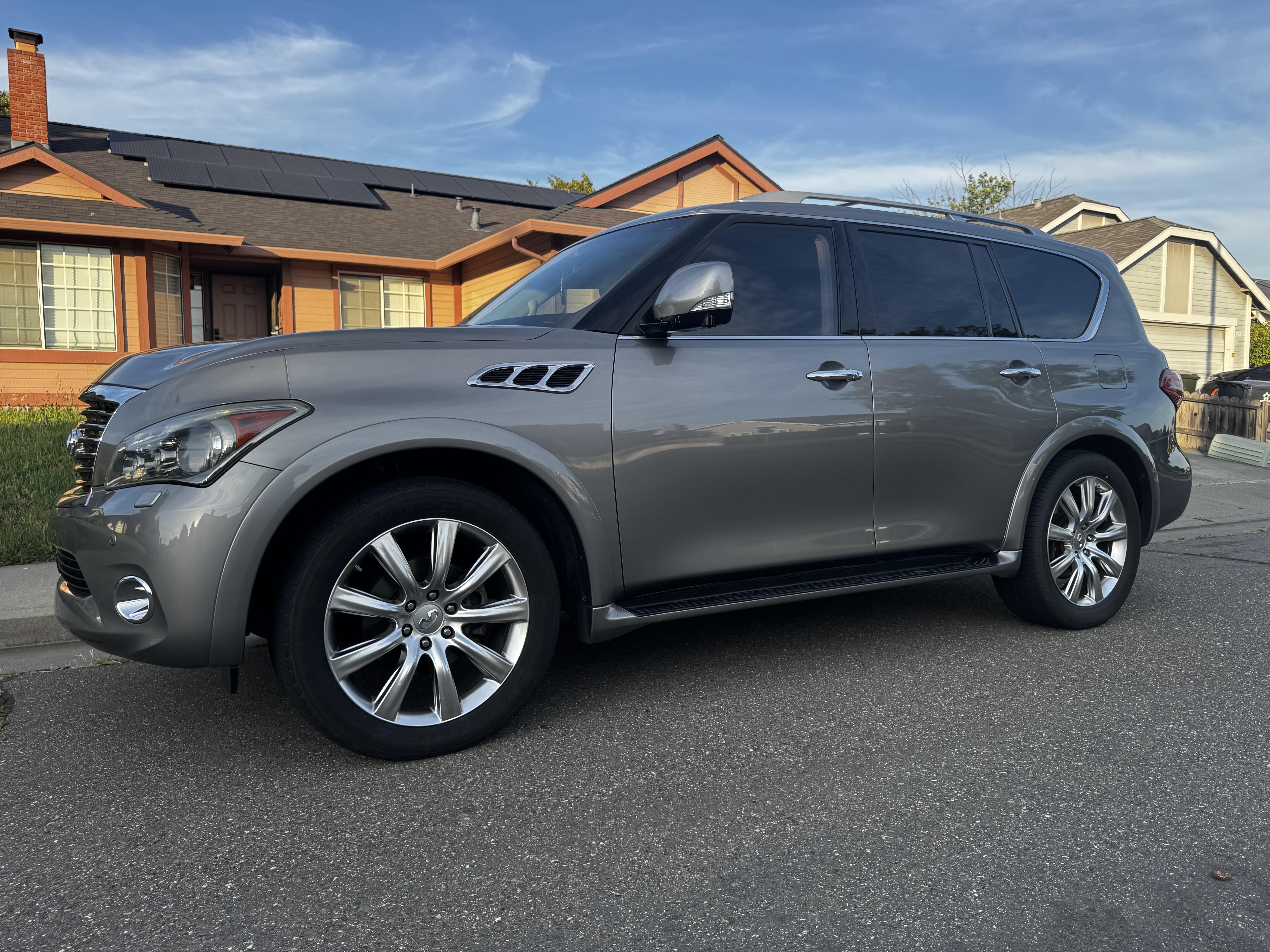Used 2013 INFINITI QX56 4WD w/ Deluxe Touring Pkg image 1