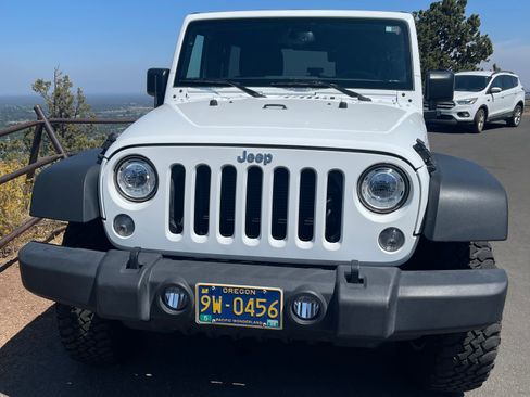 Used 2018 Jeep Wrangler Unlimited Rubicon w/ Connectivity Group AWD/4WD image 6
