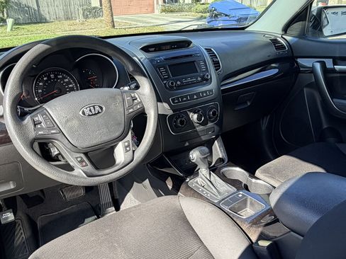 Used 2015 Kia Sorento LX image 16