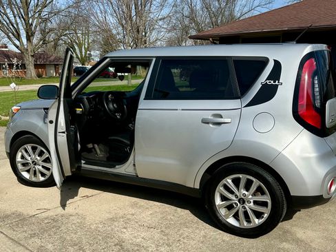 Used 2017 Kia Soul + image 2