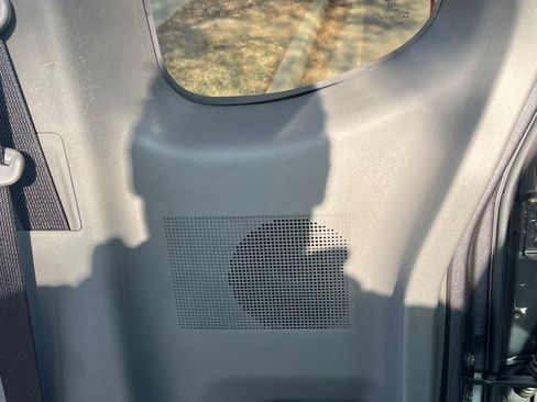 Used 2018 Nissan Frontier SV image 11