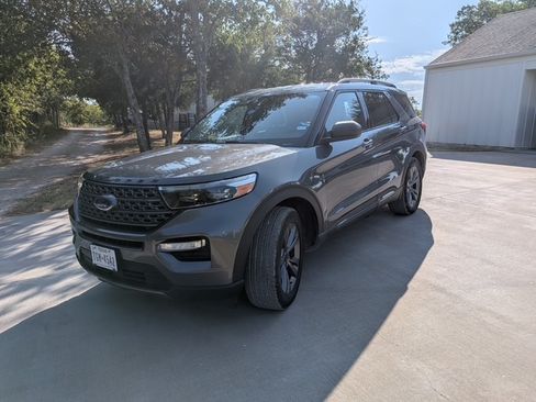 Used 2021 Ford Explorer XLT w/ Equipment Group 202A RWD image 2