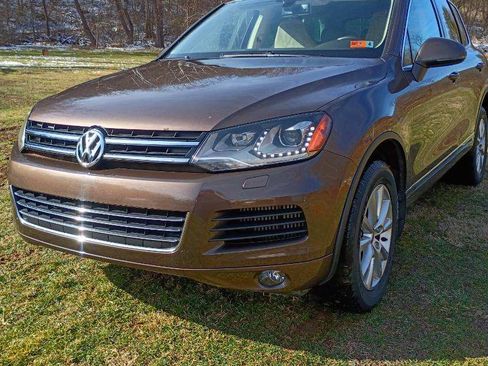 Used 2013 Volkswagen Touareg Sport image 2